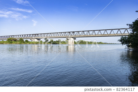 The Tone River and the Tsukuba Express railway bridge that praise the abundant water 82364117