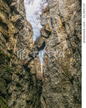 A dangerously overhanging rock in a crevice between the rocks. 82368110