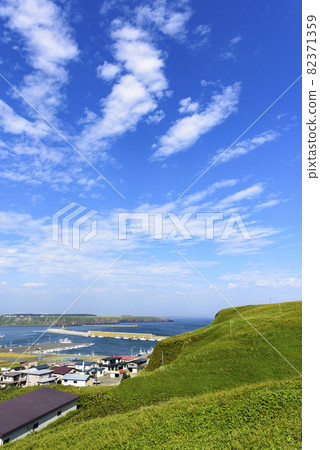 A small port in Doto, a rockfall fishing port and a rockfall town A small port in Doto, a rockfall fishing port and a rockfall town 82371359