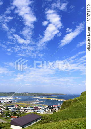 A small port in Doto, a rockfall fishing port and a rockfall town A small port in Doto, a rockfall fishing port and a rockfall town 82371360