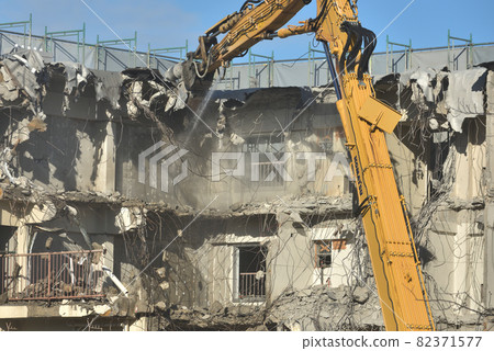 陳舊公屋將被拆除 大型重型機械拆除作業現場 82371577