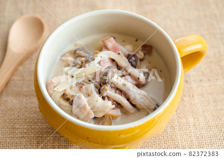 蘑菇奶油湯 82372383