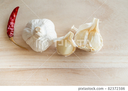 Peeled garlic and red pepper 82372386