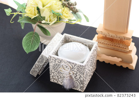 Hand memorial bone jar and flower arrangement 1 82373243
