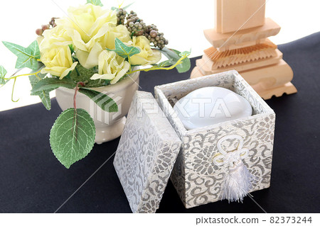 Hand memorial bone jar and flower arrangement 2 82373244