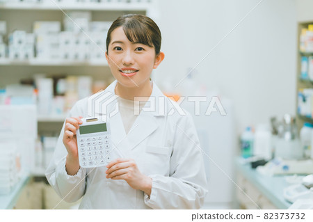 Dispensing pharmacy pharmacist 82373732