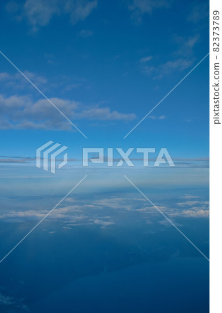 從飛機窗口的視圖 從飛機窗口的視圖 82373789