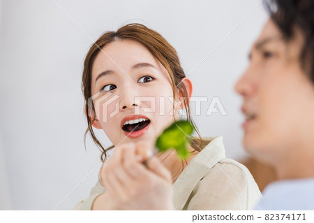 Men who are tired of eating broccoli and women who try to feed it 82374171