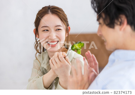 Men who are tired of eating broccoli and women who try to feed it Men who are tired of eating broccoli and women who try to feed it 82374173