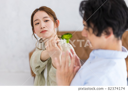 Men who are tired of eating broccoli and women who try to feed it Men who are tired of eating broccoli and women who try to feed it 82374174