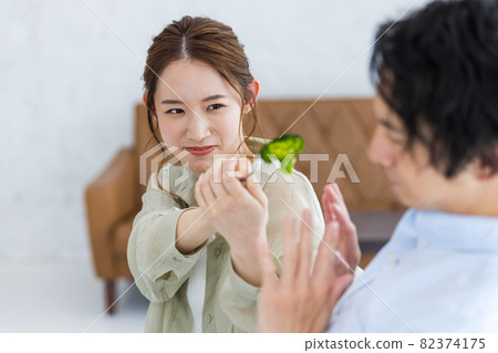 Men who are tired of eating broccoli and women who try to feed it 82374175