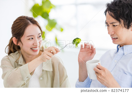 Men who are tired of eating broccoli and women who try to feed it 82374177