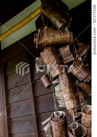≪Akita≫ Dry bark hung on the eaves of an old folk house ≪Akita≫ Dry bark hung on the eaves of an old folk house 82374186