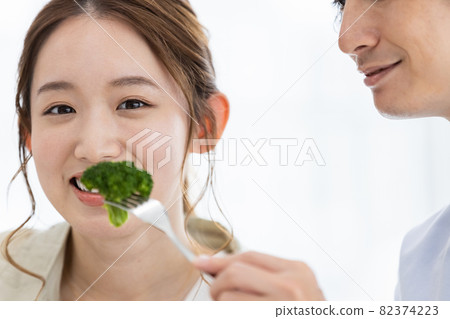 夫婦在飲食中加入西蘭花 82374223