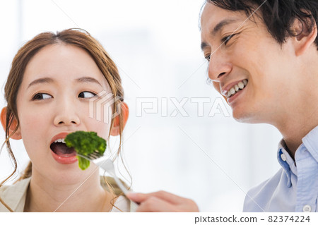 Couples incorporating broccoli into their diet 82374224