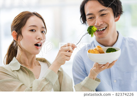Couples incorporating broccoli into their diet 82374226
