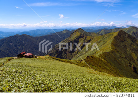 Autumn sunny and Tanigawa mountain range, shoulder hut Autumn sunny and Tanigawa mountain range, shoulder hut 82374811