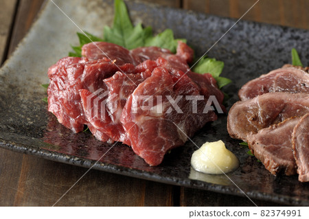 Assorted two types of horse sashimi, lean and tataki 82374991