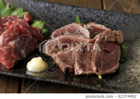 Assorted two types of horse sashimi, lean and tataki Assorted two types of horse sashimi, lean and tataki 82374992