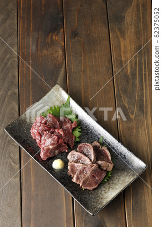 兩種馬刺身拼盤，瘦肉和刺身的鳥瞰圖 82375052