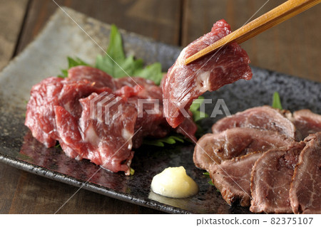 吃瘦肉搭配兩種馬刺身,瘦肉和刺身 吃瘦肉搭配兩種馬刺身,瘦肉和刺身 82375107