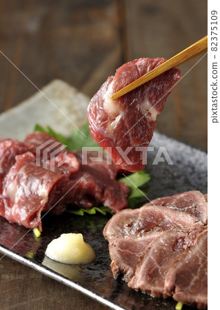 Eat the lean meat assorted with two types of horse sashimi, lean and tataki 82375109