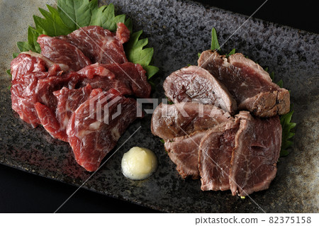 黑色背景中兩種馬刺身拼盤（瘦肉和 tataki）的鳥瞰圖 82375158