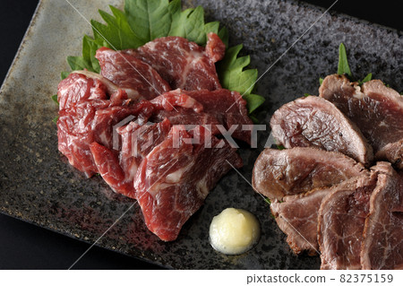 黑色背景中兩種馬刺身拼盤(瘦肉和 tataki)的鳥瞰圖 黑色背景中兩種馬刺身拼盤(瘦肉和 tataki)的鳥瞰圖 82375159