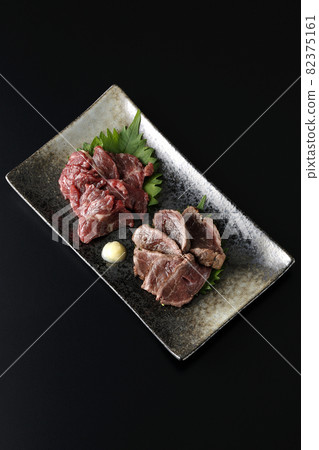 黑色背景中兩種馬刺身拼盤(瘦肉和 tataki)的鳥瞰圖 黑色背景中兩種馬刺身拼盤(瘦肉和 tataki)的鳥瞰圖 82375161