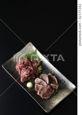 黑色背景中兩種馬刺身拼盤(瘦肉和 tataki)的鳥瞰圖 黑色背景中兩種馬刺身拼盤(瘦肉和 tataki)的鳥瞰圖 82375162