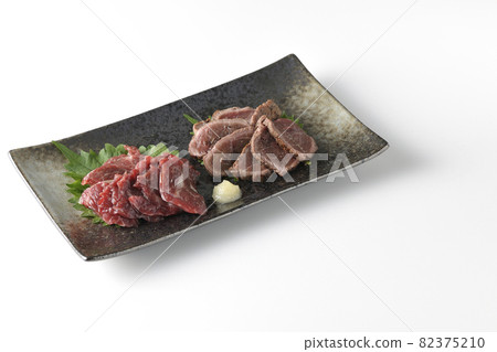Two types of horse sashimi platter, lean and tataki, shot on a white background 82375210