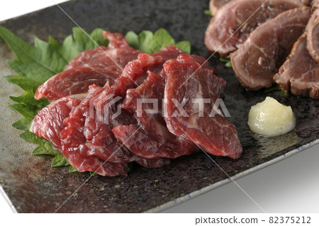 Two types of horse sashimi platter, lean and tataki, shot on a white background 82375212