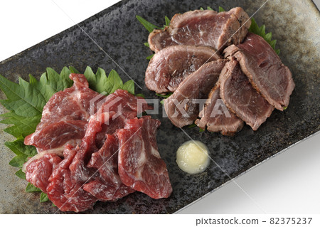 A bird's-eye view of two types of horse sashimi platter, lean and tataki, on a white background 82375237