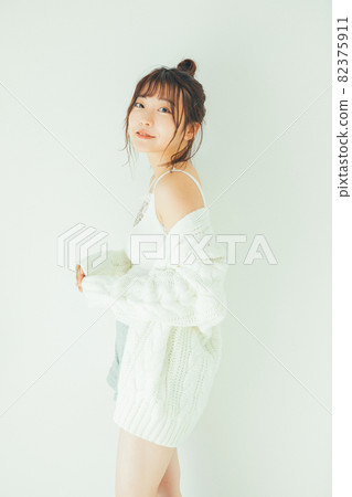 一個女孩在一個房間裡 82375911