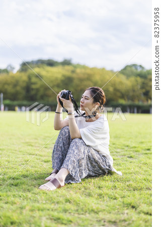 在公園裡拍照的相機女孩 82375958