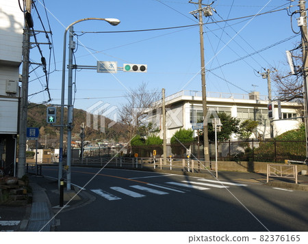 橫須賀市的橋水十字路口，位於神奈川縣一側的國道16號的盡頭。 82376165