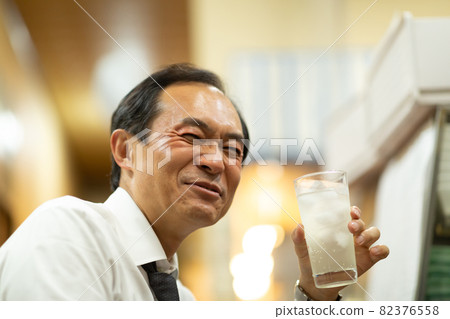中間人在小酒館喝酒 中間人在小酒館喝酒 82376558