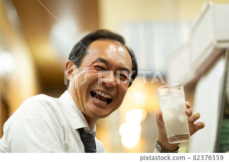 中間人在小酒館喝酒 82376559