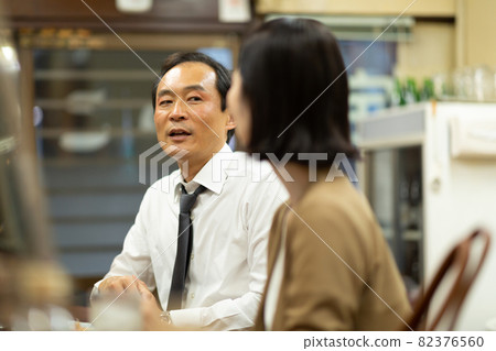 中老年夫婦在小酒館喝酒玩得開心 中老年夫婦在小酒館喝酒玩得開心 82376560