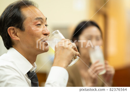 中老年夫婦在小酒館喝酒玩得開心 82376564