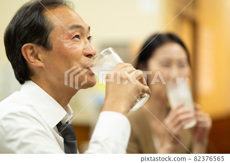 中老年夫婦在小酒館喝酒玩得開心 中老年夫婦在小酒館喝酒玩得開心 82376565