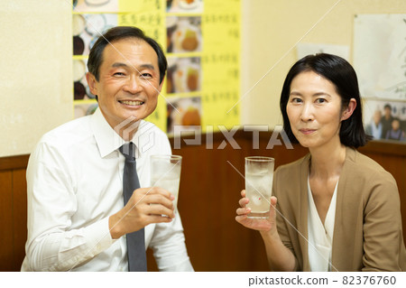 Middle-aged and older couples having fun drinking alcohol at a tavern 82376760