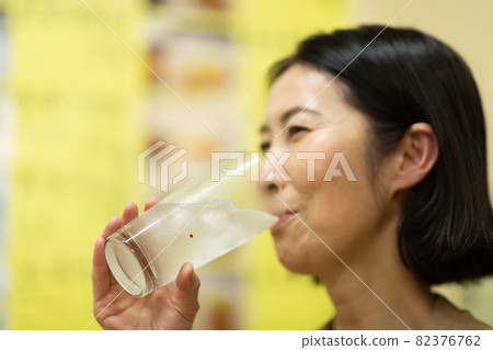 在小酒館喝酒的中年婦女 82376762