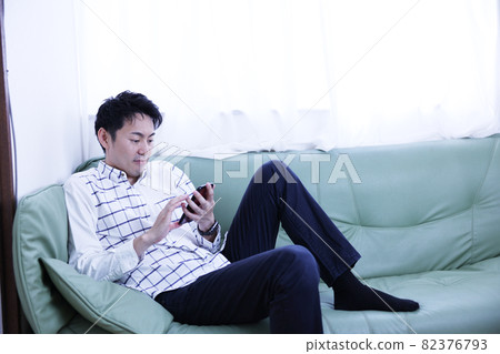 一個 40 多歲的男人在假期在沙發上放鬆 82376793