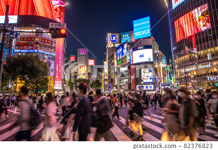 日本東京城市景觀取消政策/聲明將在月底取消。威脅的徵兆，今天晚上的澀谷仍然是驚人的人群= 9月27日 82376823