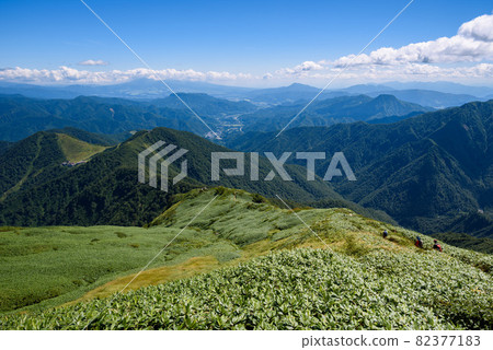 Autumn sunny and mountain range, Tanigawadake Tenjin Ridge Autumn sunny and mountain range, Tanigawadake Tenjin Ridge 82377183