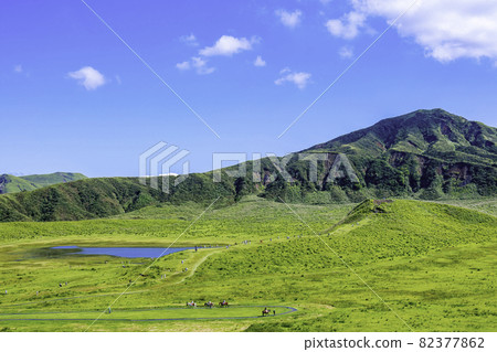 Beautiful Kusasenrigahama (Aso City, Kumamoto Prefecture), a tourist destination that represents Aso 82377862