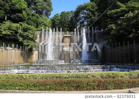 川口市綠色中心花壇廣場瀑布和大噴泉 82378031