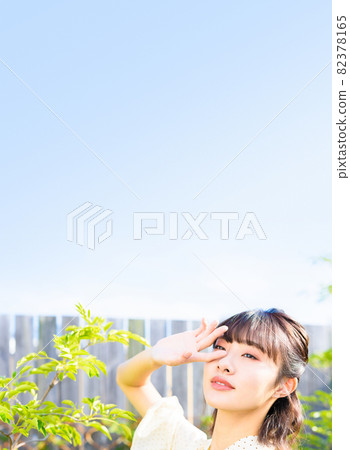 一個女人在陽光下 82378165