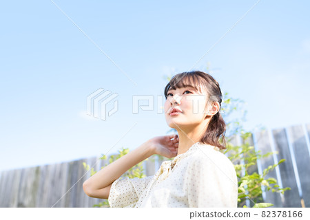 一個女人在陽光下 82378166